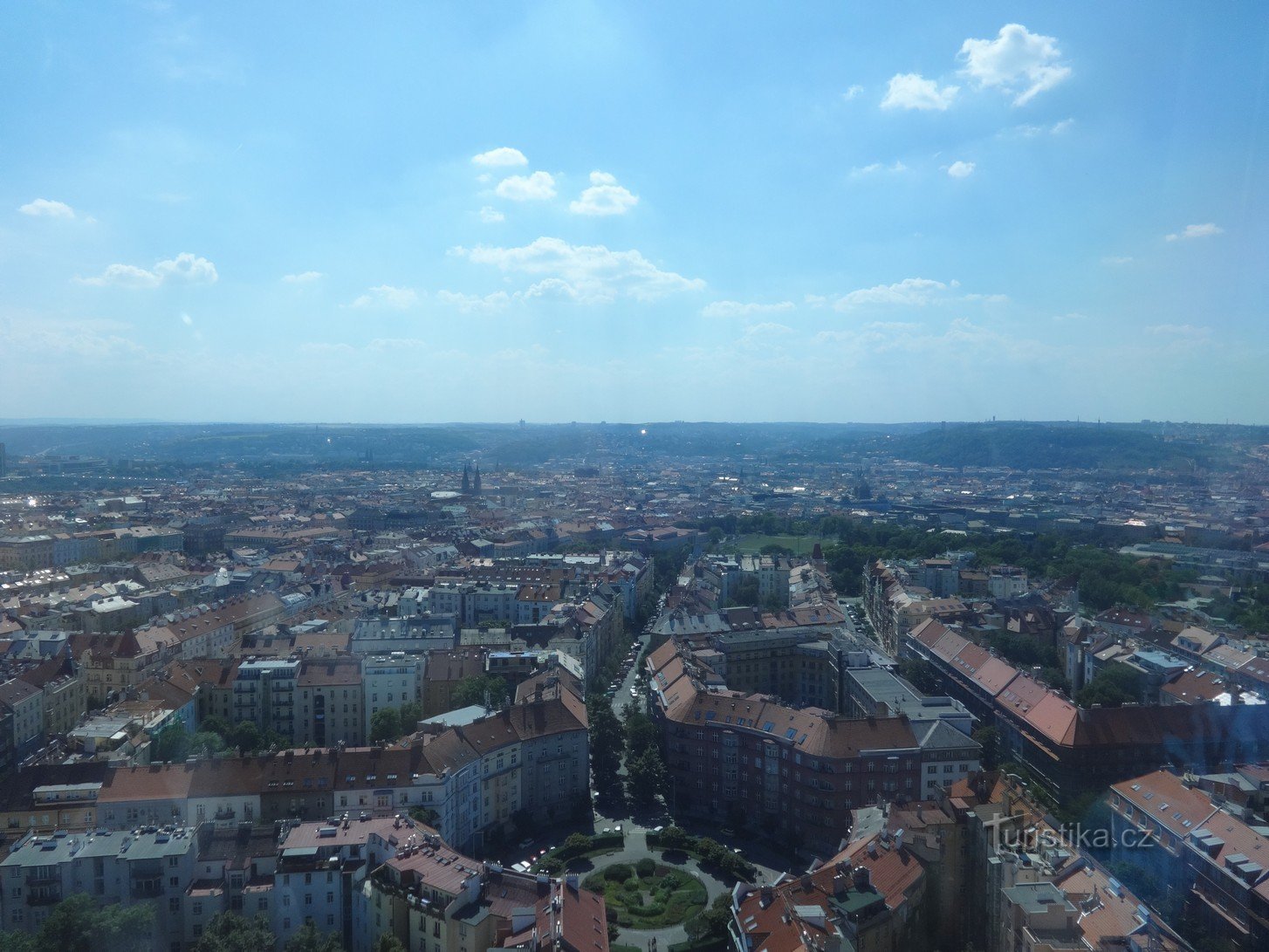 Maudite fusée avec des bébés noirs ou près de 12 XNUMX tonnes à Prague à Žižkov