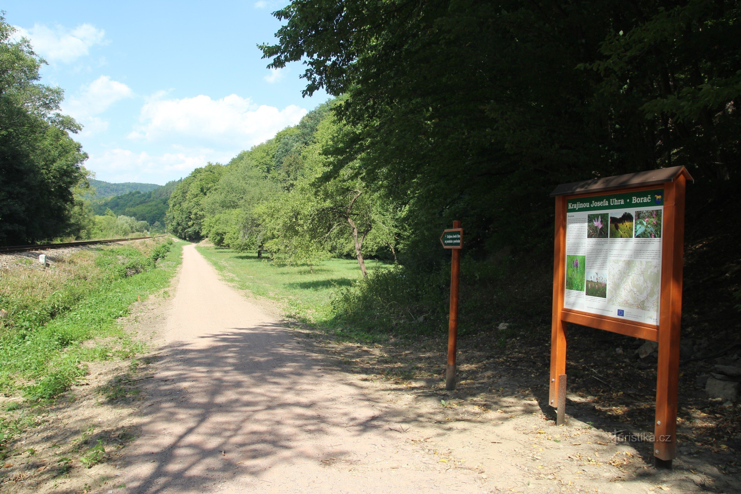 El final de la ruta ciclista con un panel informativo.