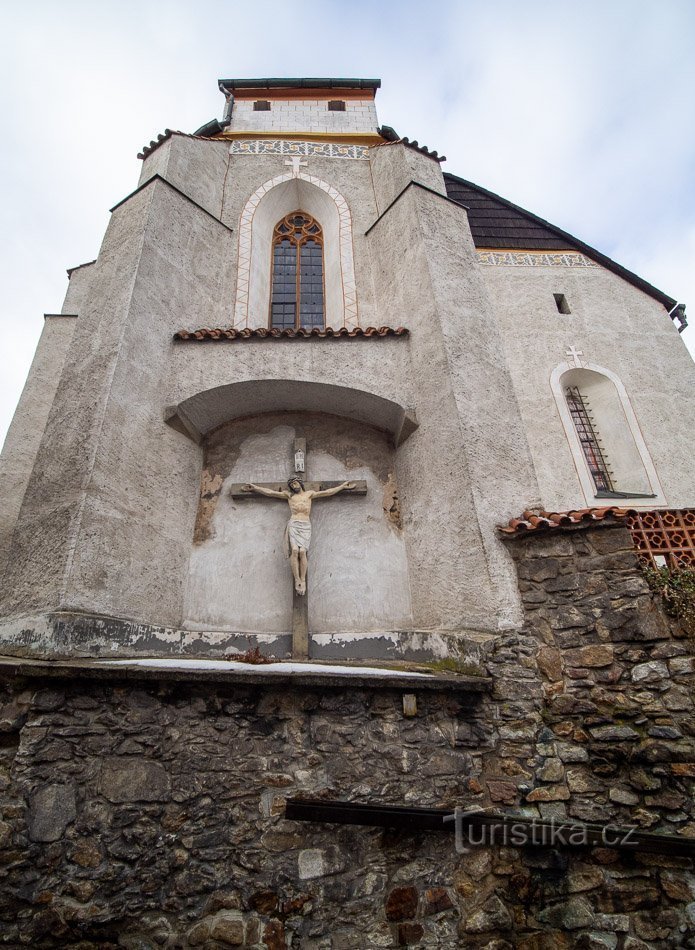 Massive Säulen dominieren das Ende der Kirche