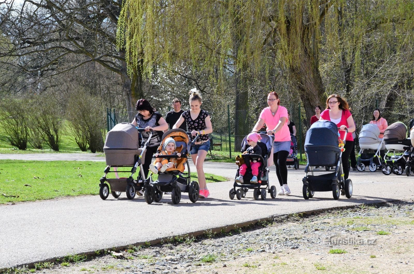 Sie können mit verschiedenen Arten von Kinderwagen zum Rennen kommen. Foto: Tomáš Vodráček, Stadt Vlašim