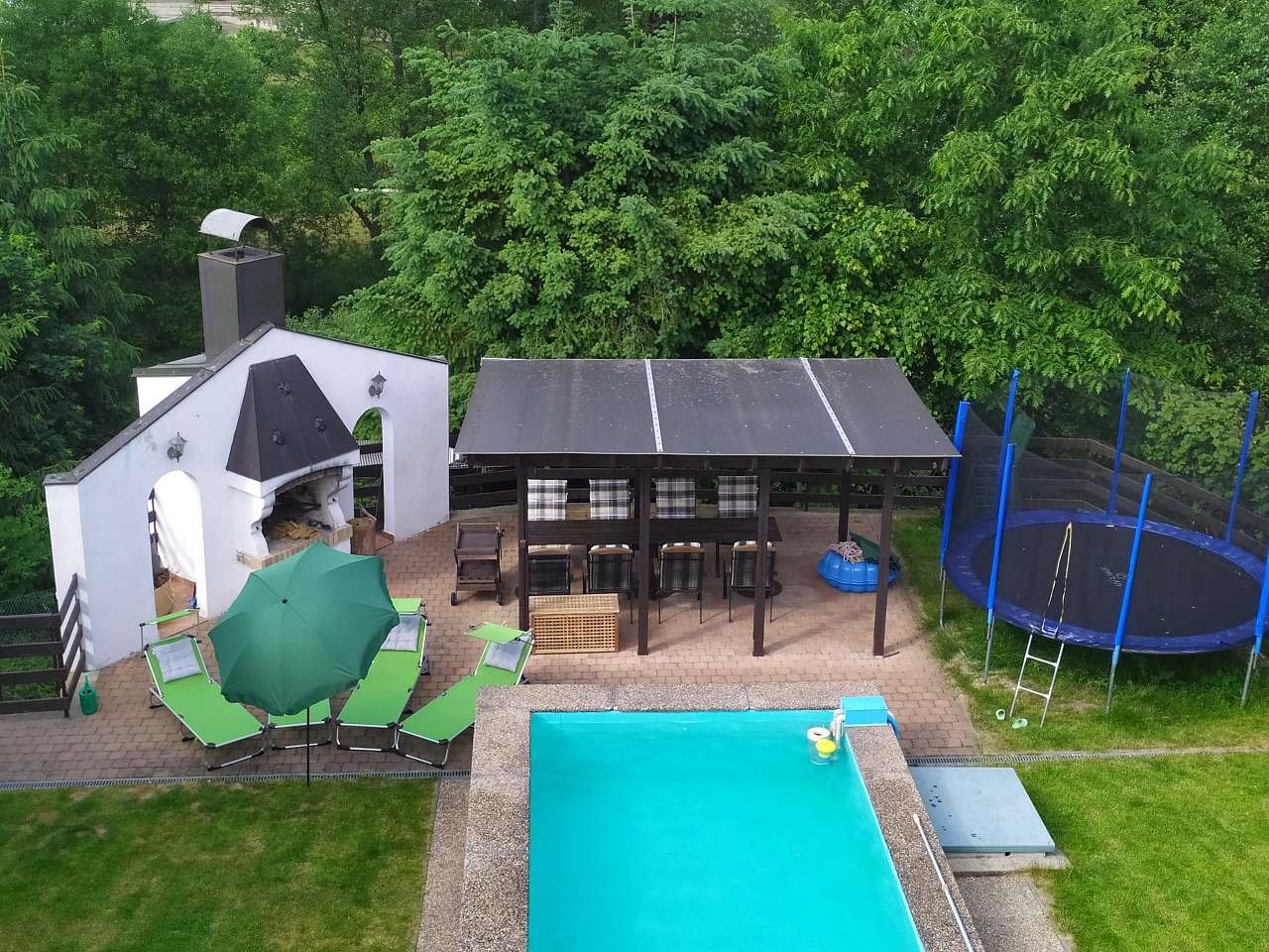 Garden facilities for use - swimming pool, pergola with fireplace, trampoline, sunbeds, etc.