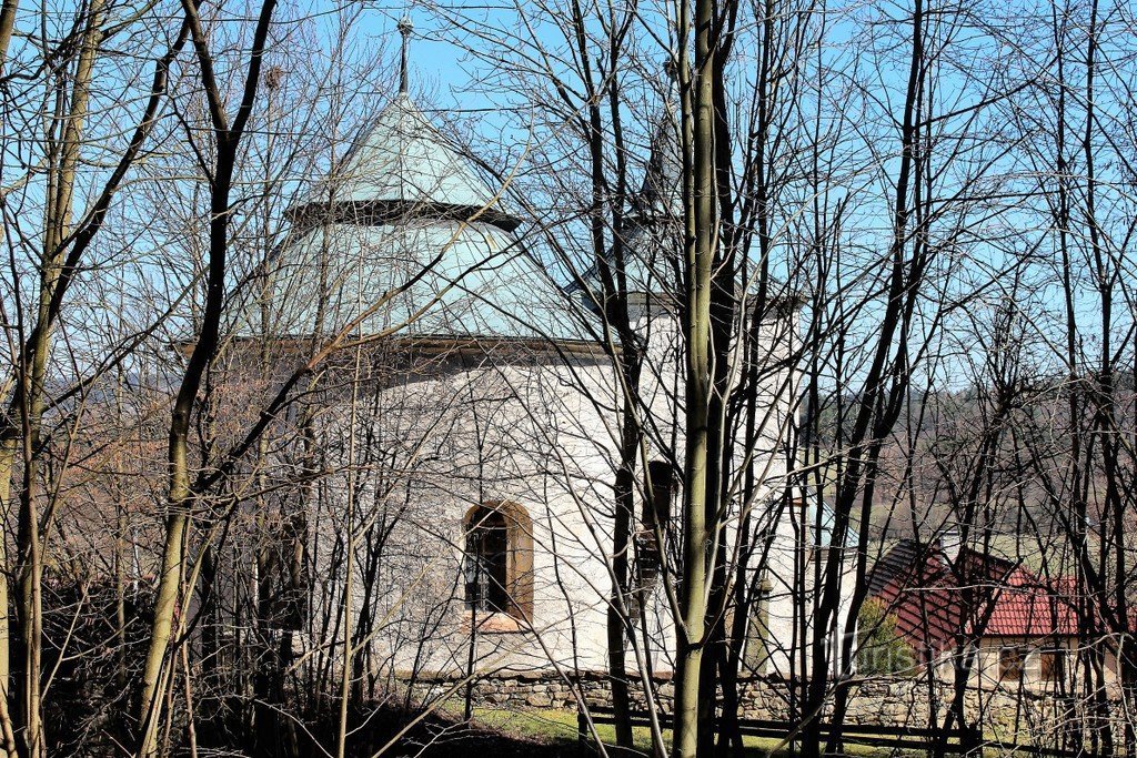 Zborovy, kilátás a templomra DNy felől