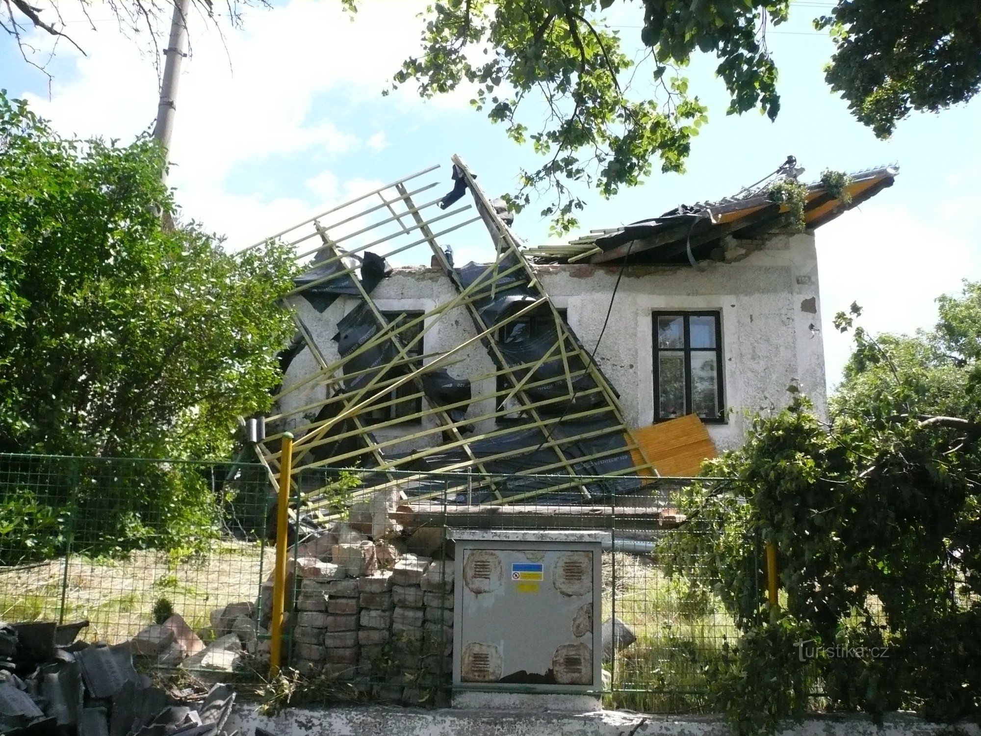 Ciò che è rimasto del cottage dopo il tornado