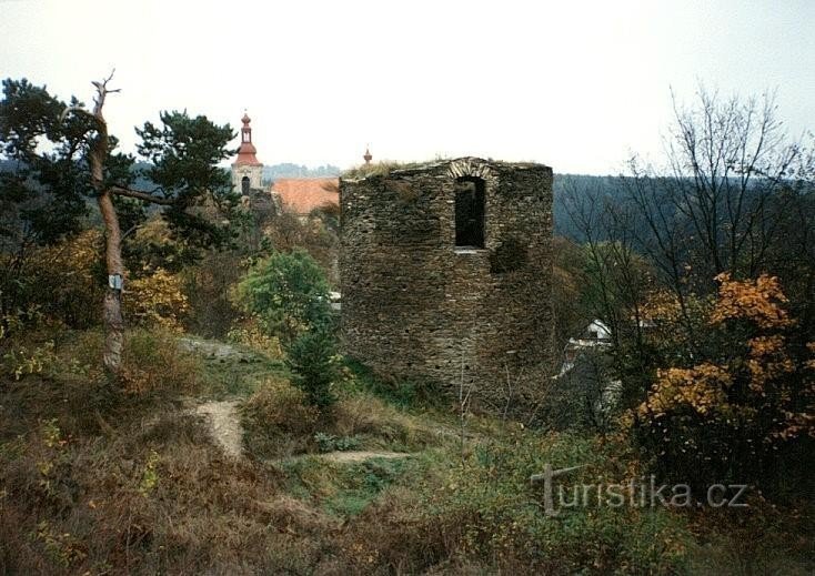 o resto do bergfrit: as ruínas do castelo Sychrov em Rabštejn