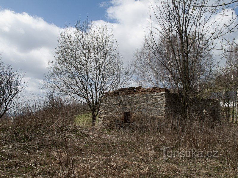 Der Rest des Gebäudes an der Straße von Pekařov