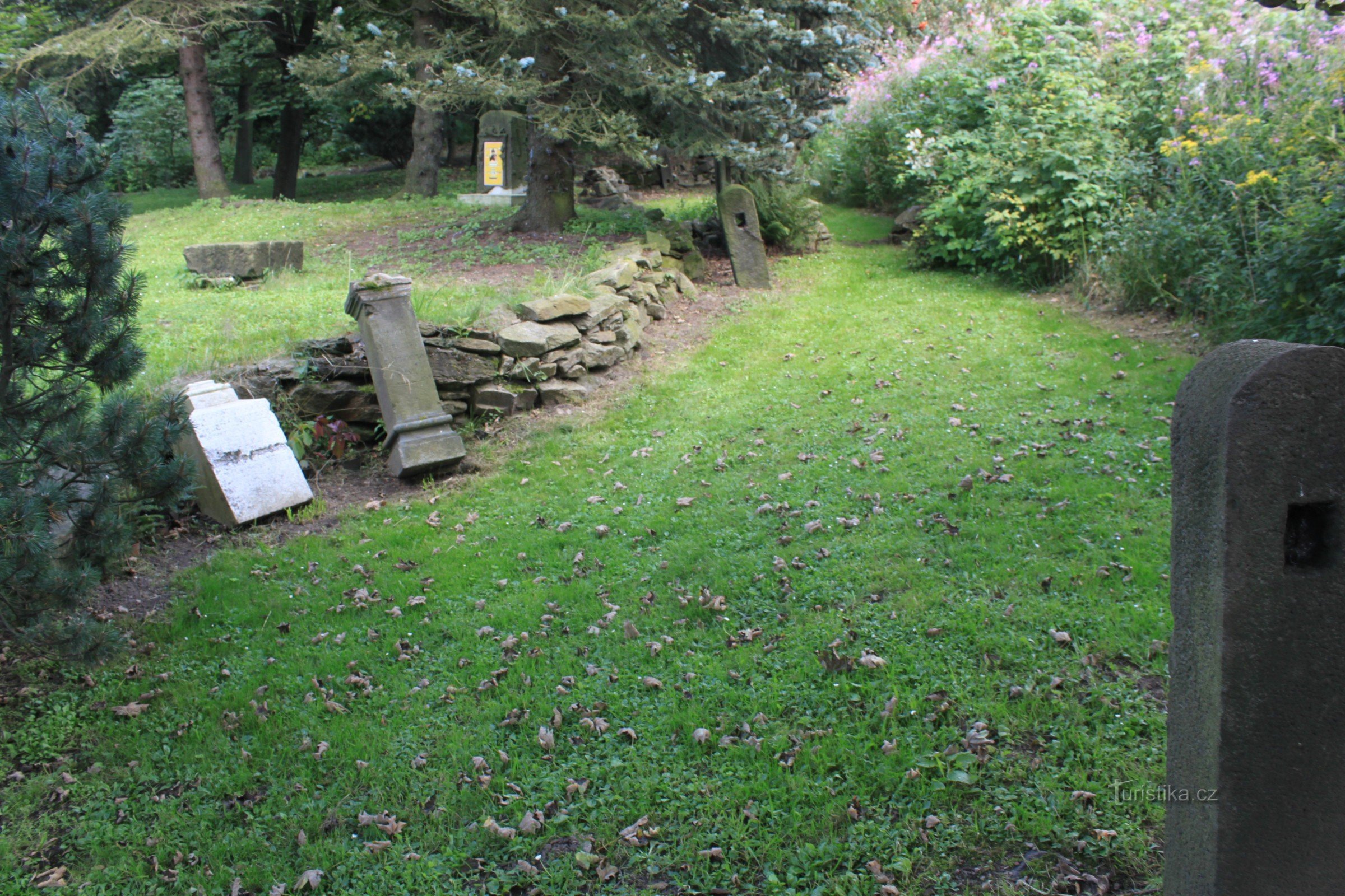 Rester av kyrkogården