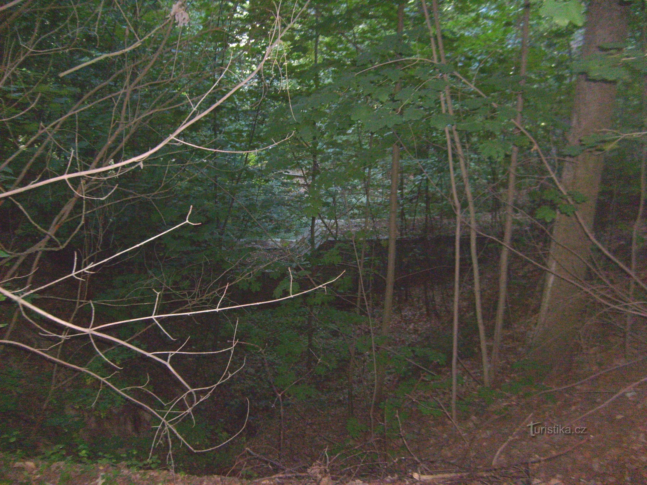 Les vestiges d'un bâtiment en pierre près de Dvor Králové