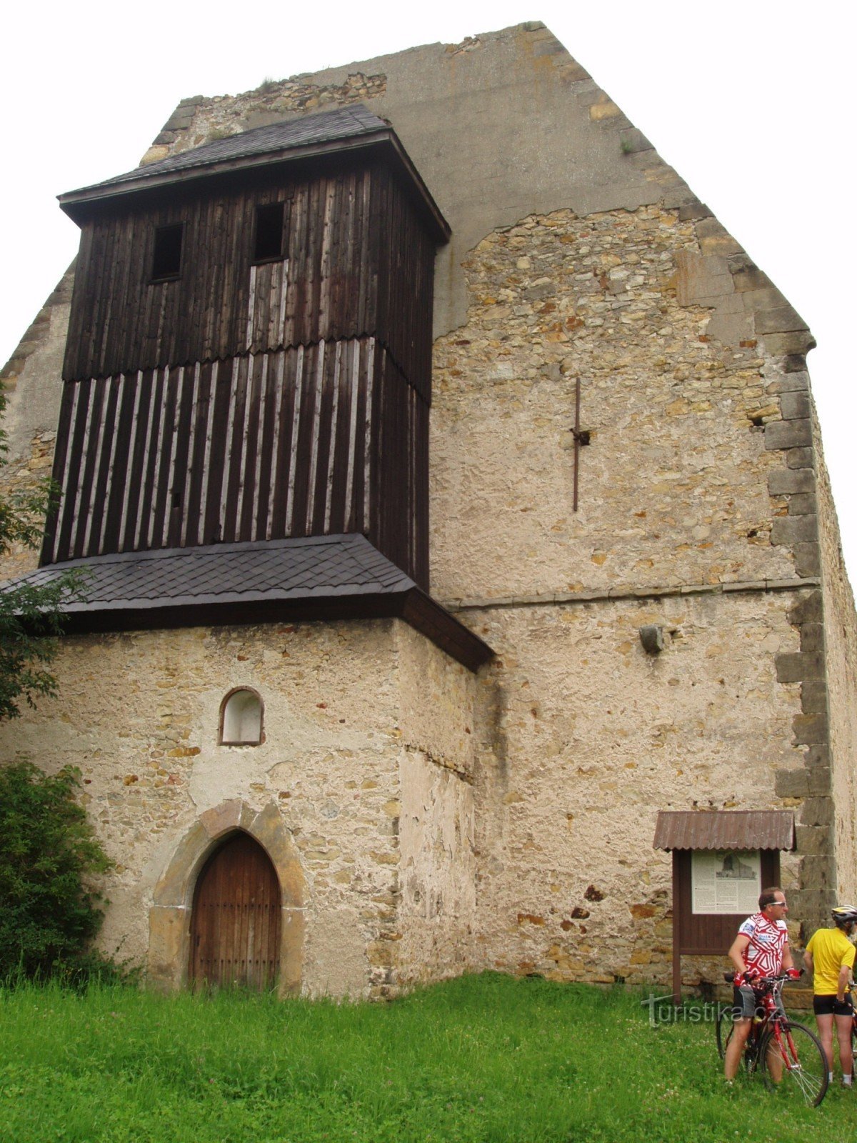 Restos de una iglesia del monasterio con un campanario