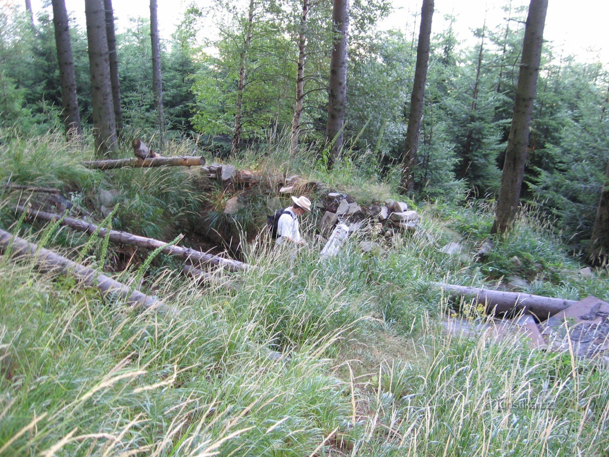 Les vestiges d'un bunker partisan à Travné