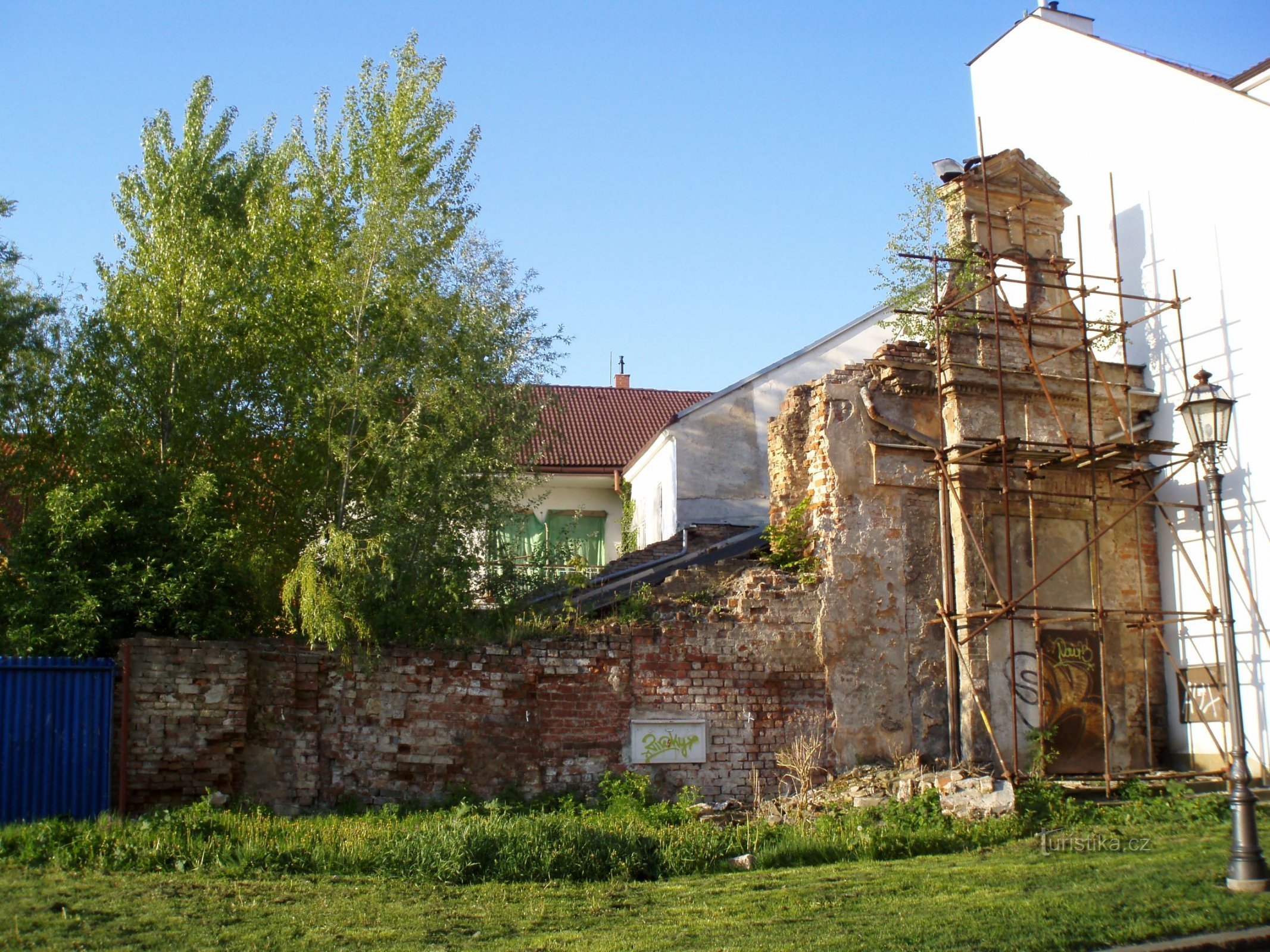 Überreste der ursprünglichen Falknerei auf Kavčí pláck (Hradec Králové, 6.5.2011)