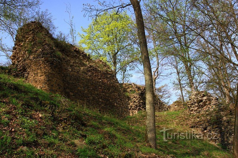 Overblijfselen van een unieke dubbele fortificatie. De buitenmuur is bijna helemaal gesloopt, wat overblijft