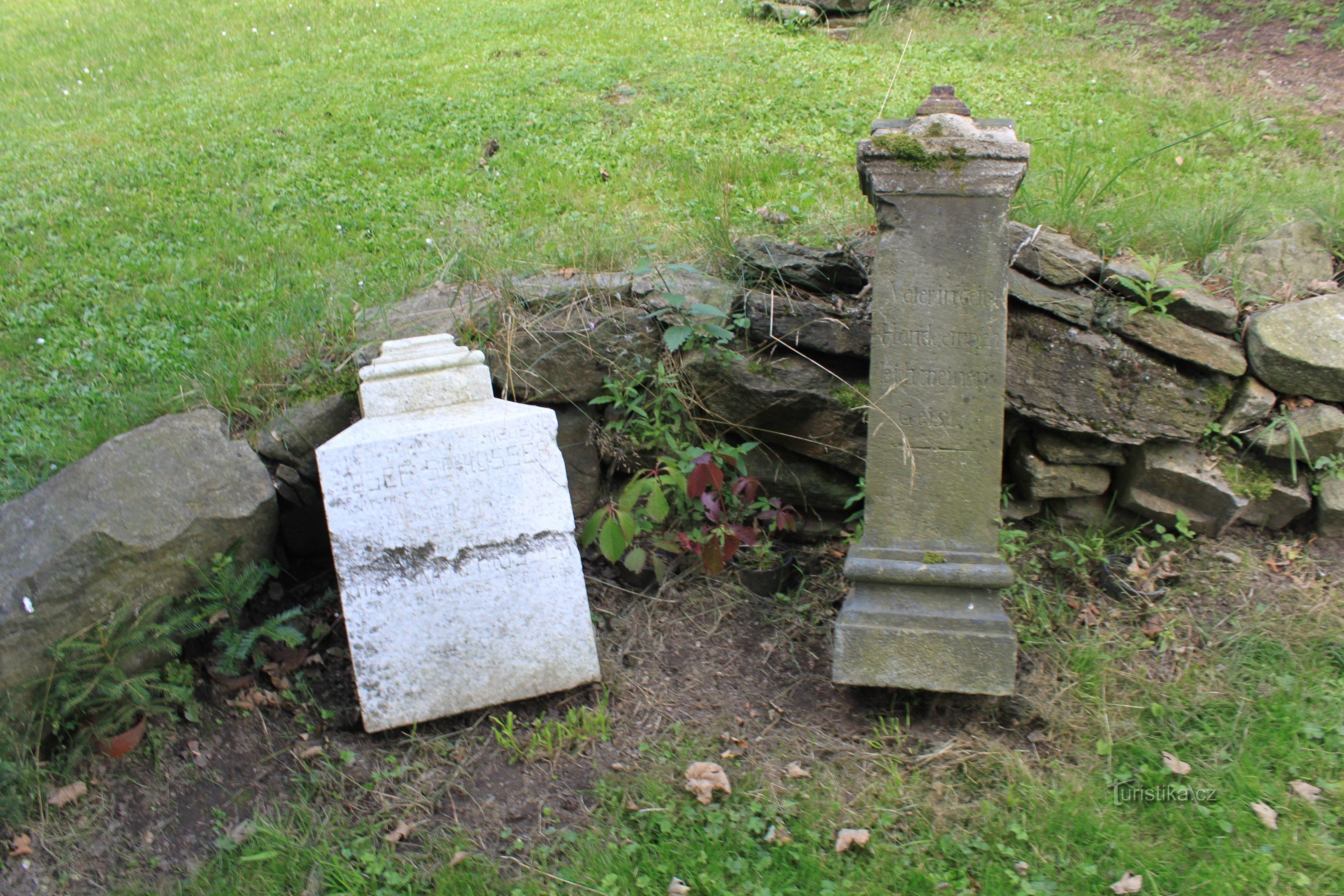 Rester från den tidigare kyrkogården