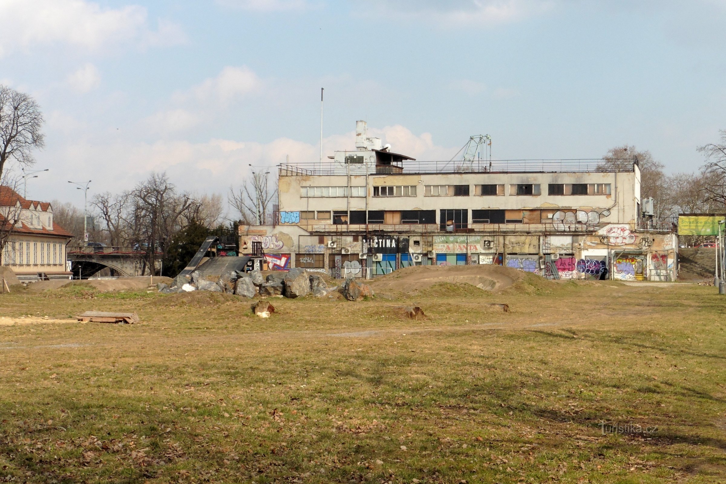 Les restes de la patinoire et du restaurant