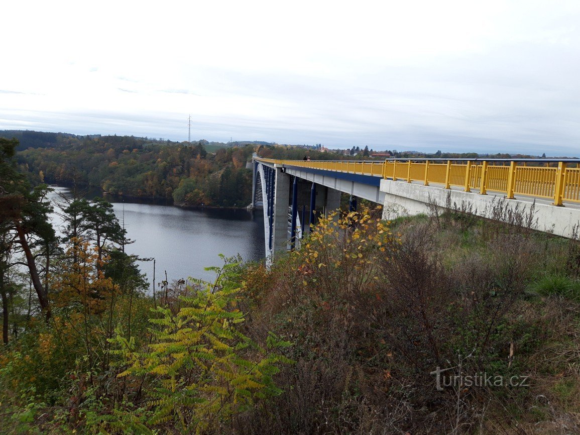 Puente Žďakovský y embalse de Orlík en el río Vltava