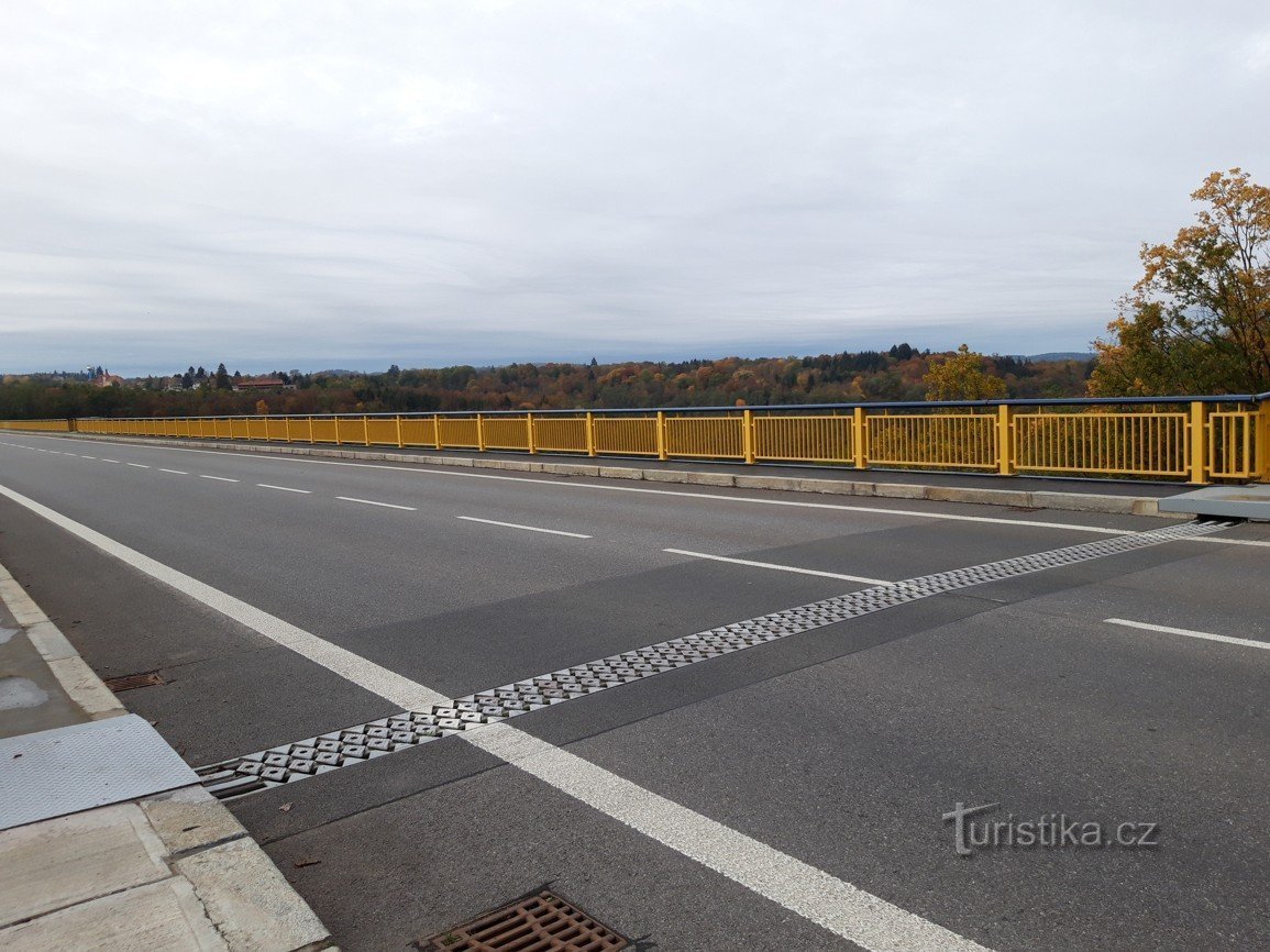 Ponte Žďakovský e reservatório Orlík no rio Vltava