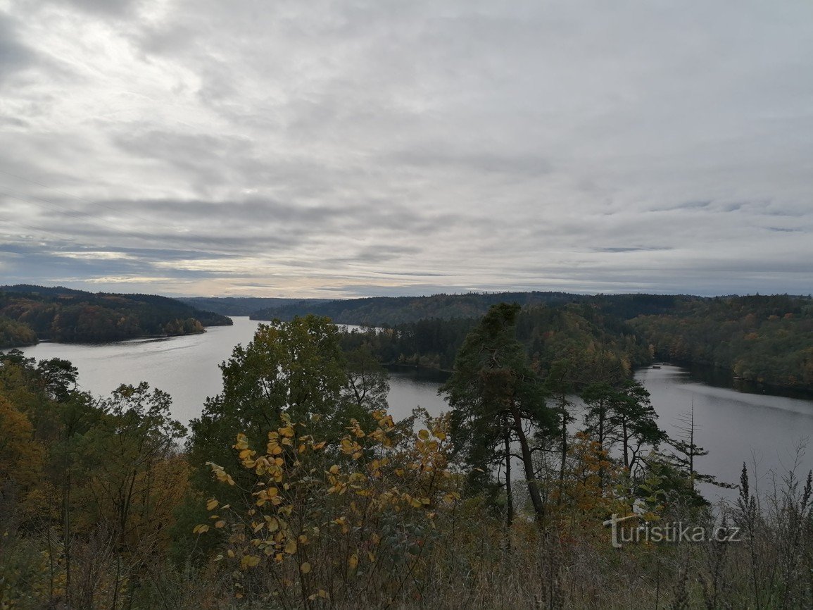 Puente Žďakovský y embalse de Orlík en el río Vltava