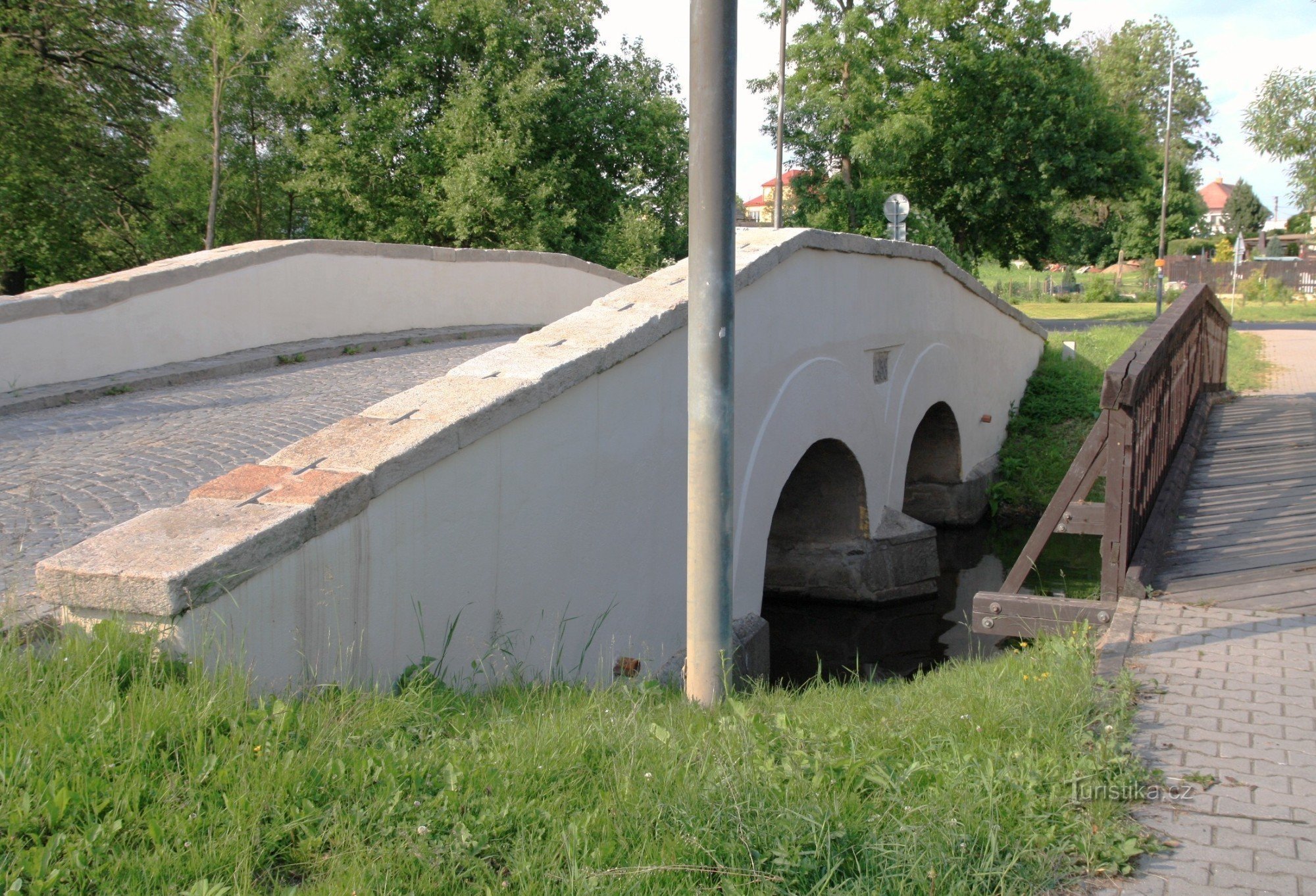 Žďár nad Sázavou - historický dvouobloukový kamenný most