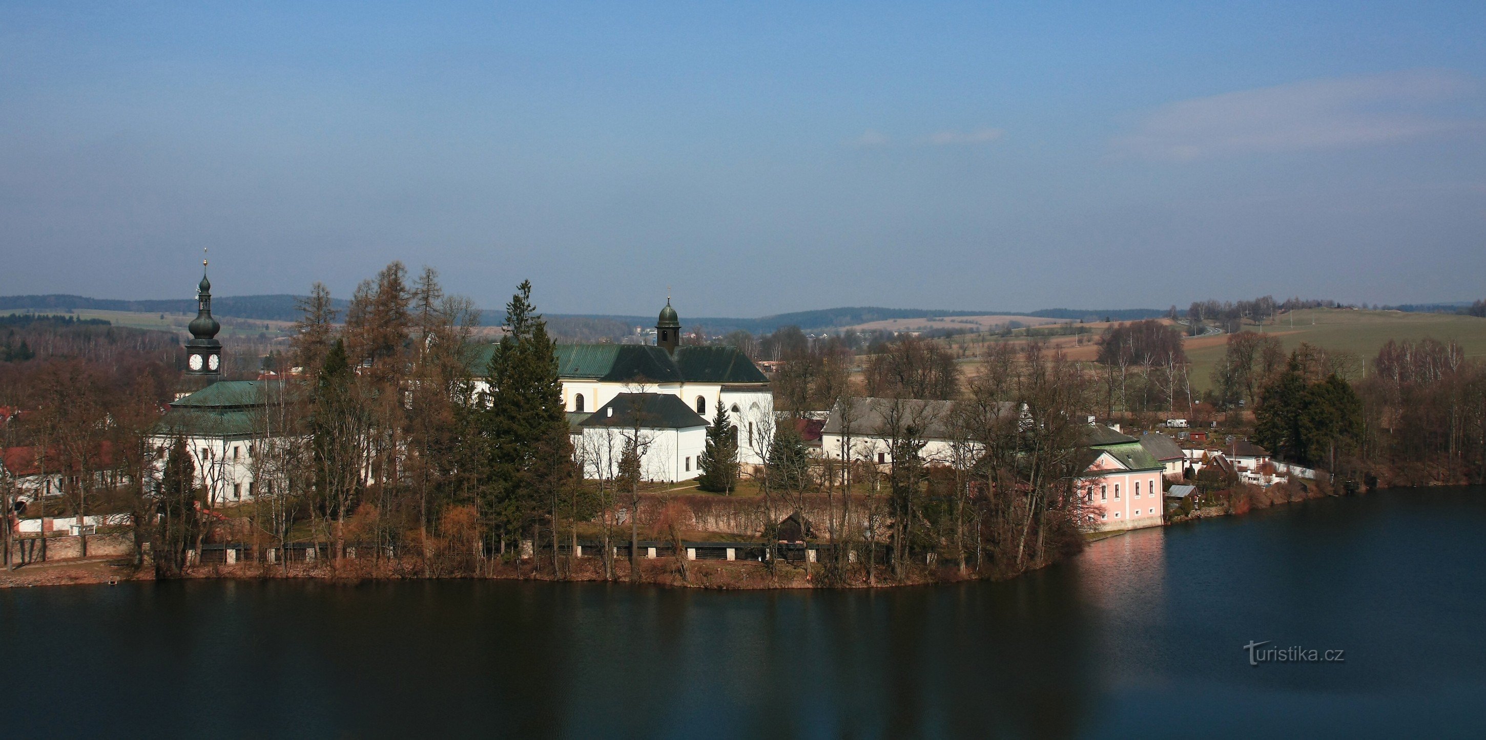 Žďár nad Sázavou - вид на замковий комплекс з паломницької церкви св. Ян Непом