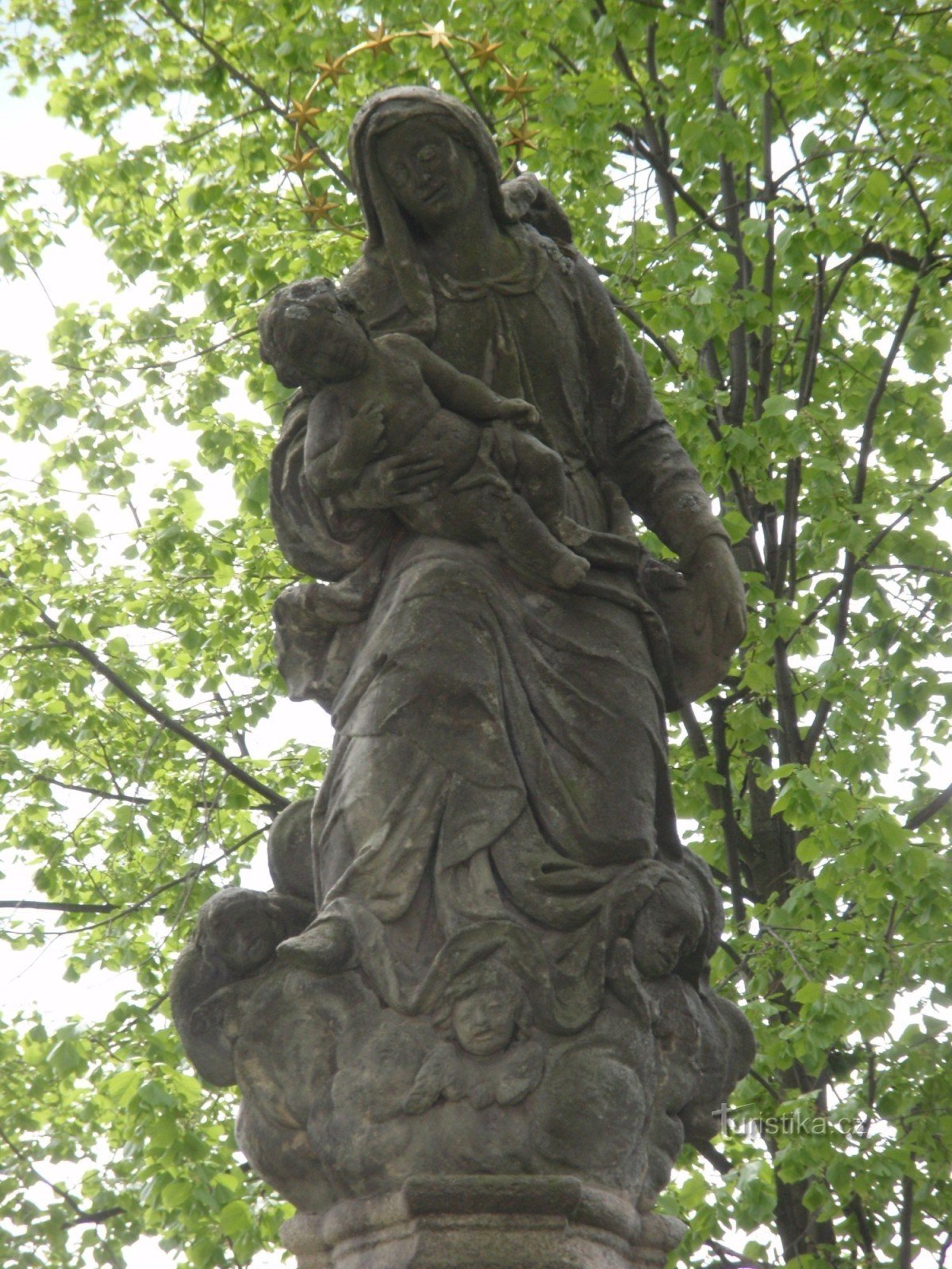 Žďár nad Sázavou - een zuil met een beeld van de Maagd Maria