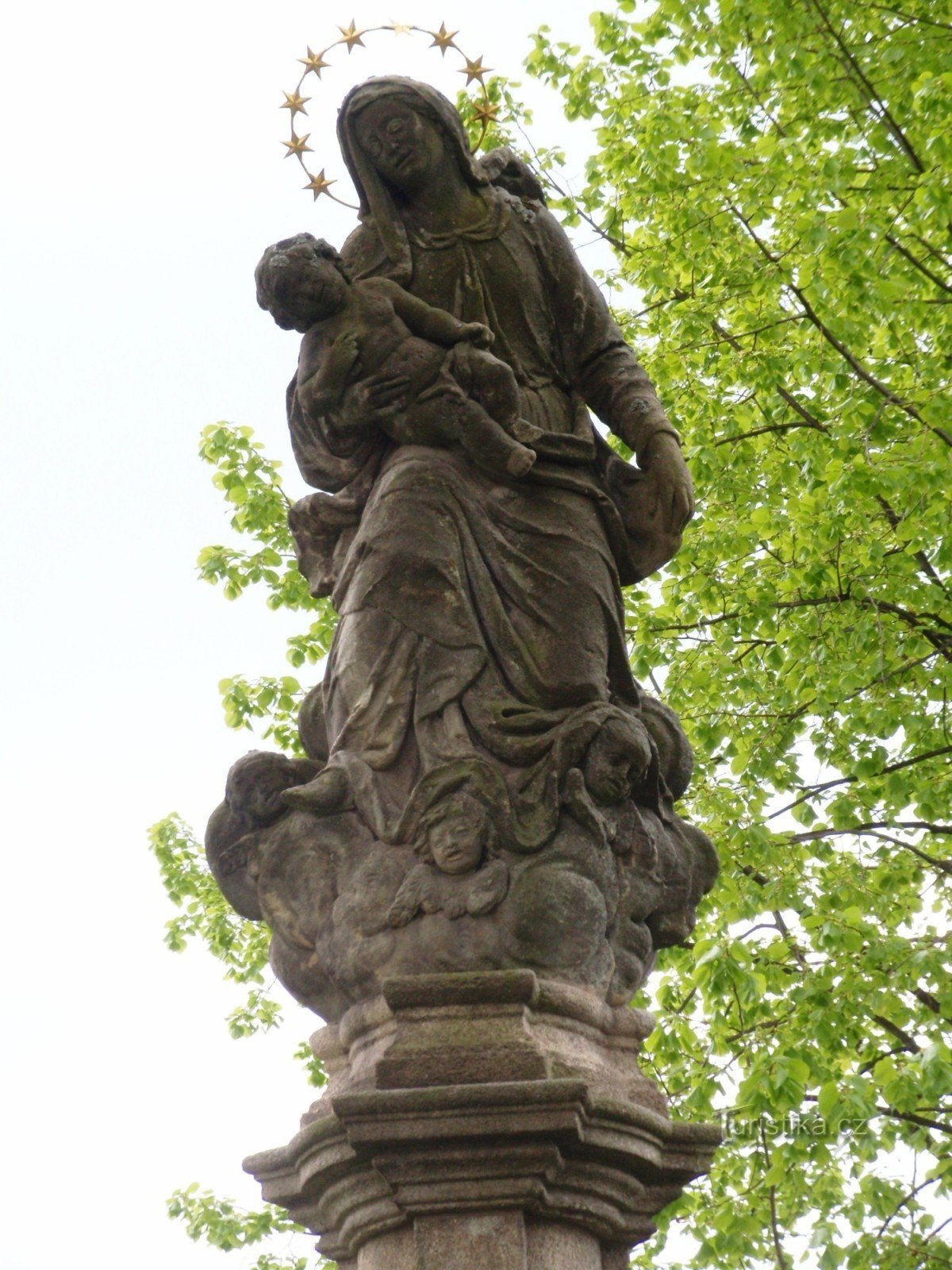 Žďár nad Sázavou - uma coluna com uma estátua da Virgem Maria
