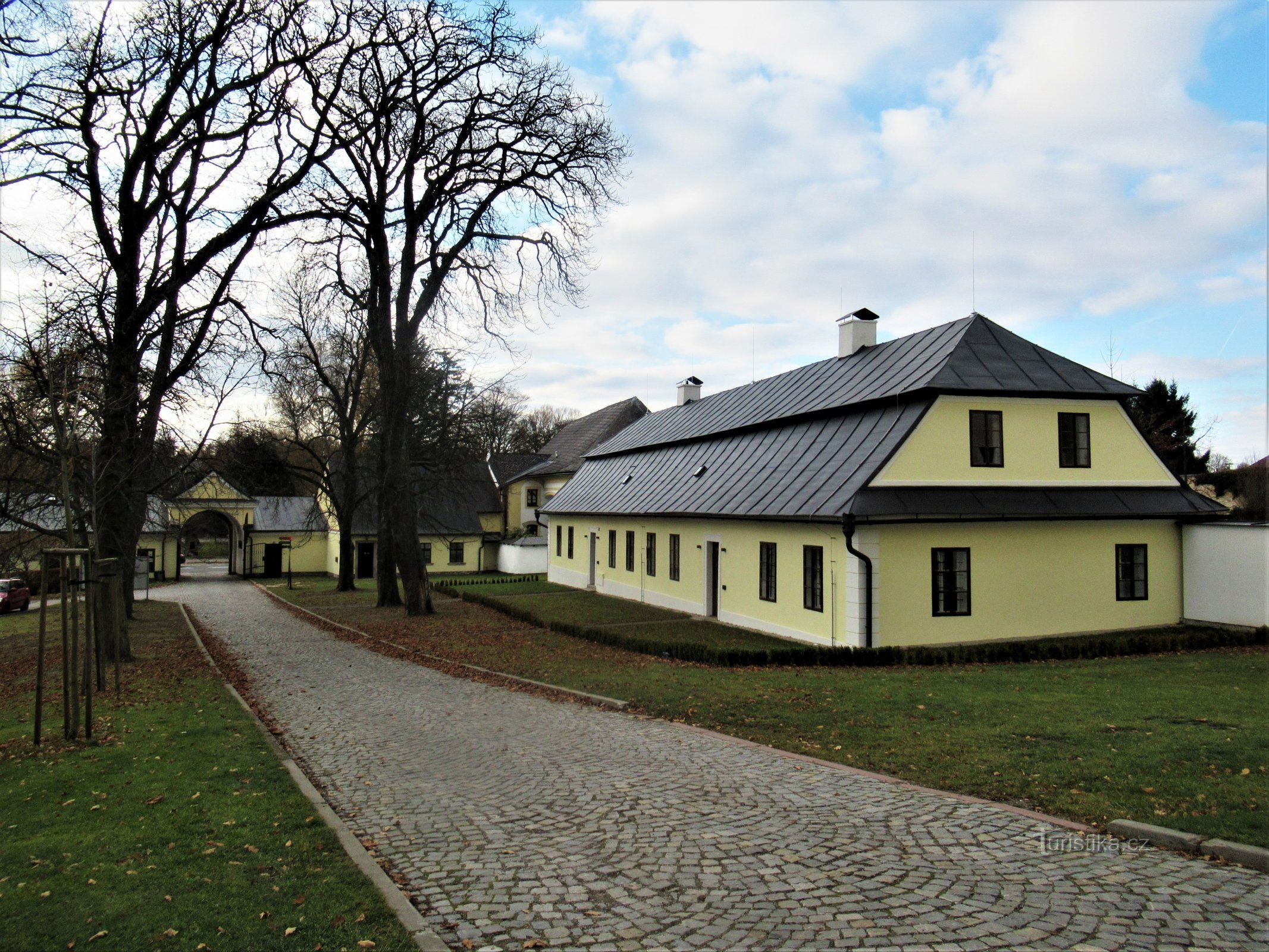 Žďár nad Sázavou - puutarhurin talo lähellä linnaa