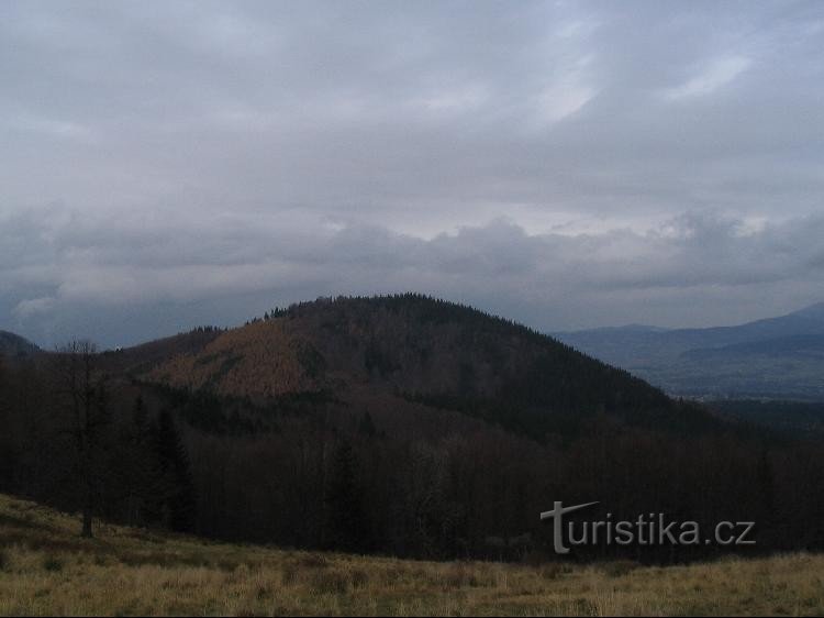 Žďár: Widok z przełęczy między Ostrým i Velką Kykulą (żółty znak turystyczny)