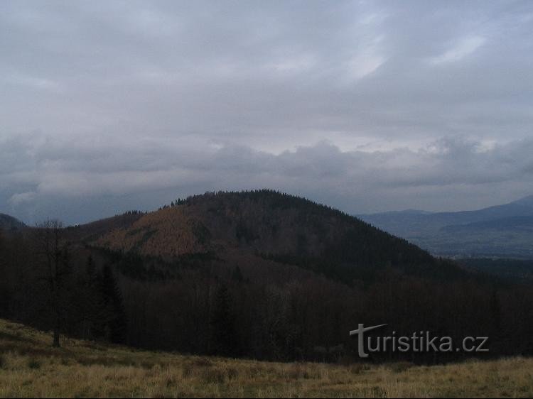 Žďár: Kilátás az Ostrý és Velka Kykula közötti nyeregből (sárga turistatábla)