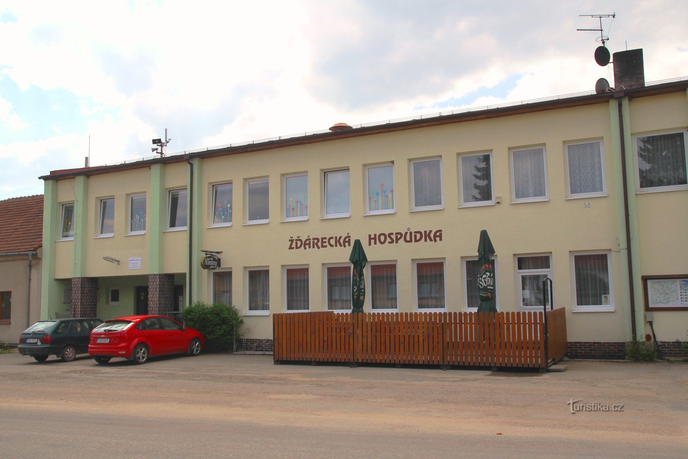 Žďárecká-pubi sijaitsee lähellä bussipysäkkiä