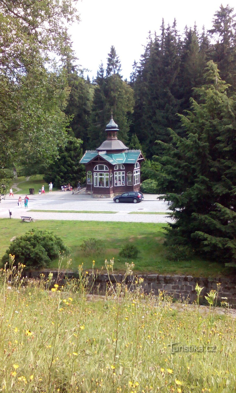 itt lehetőség van ásványvíz öntésére, nagyon finom - Karlova Studánka