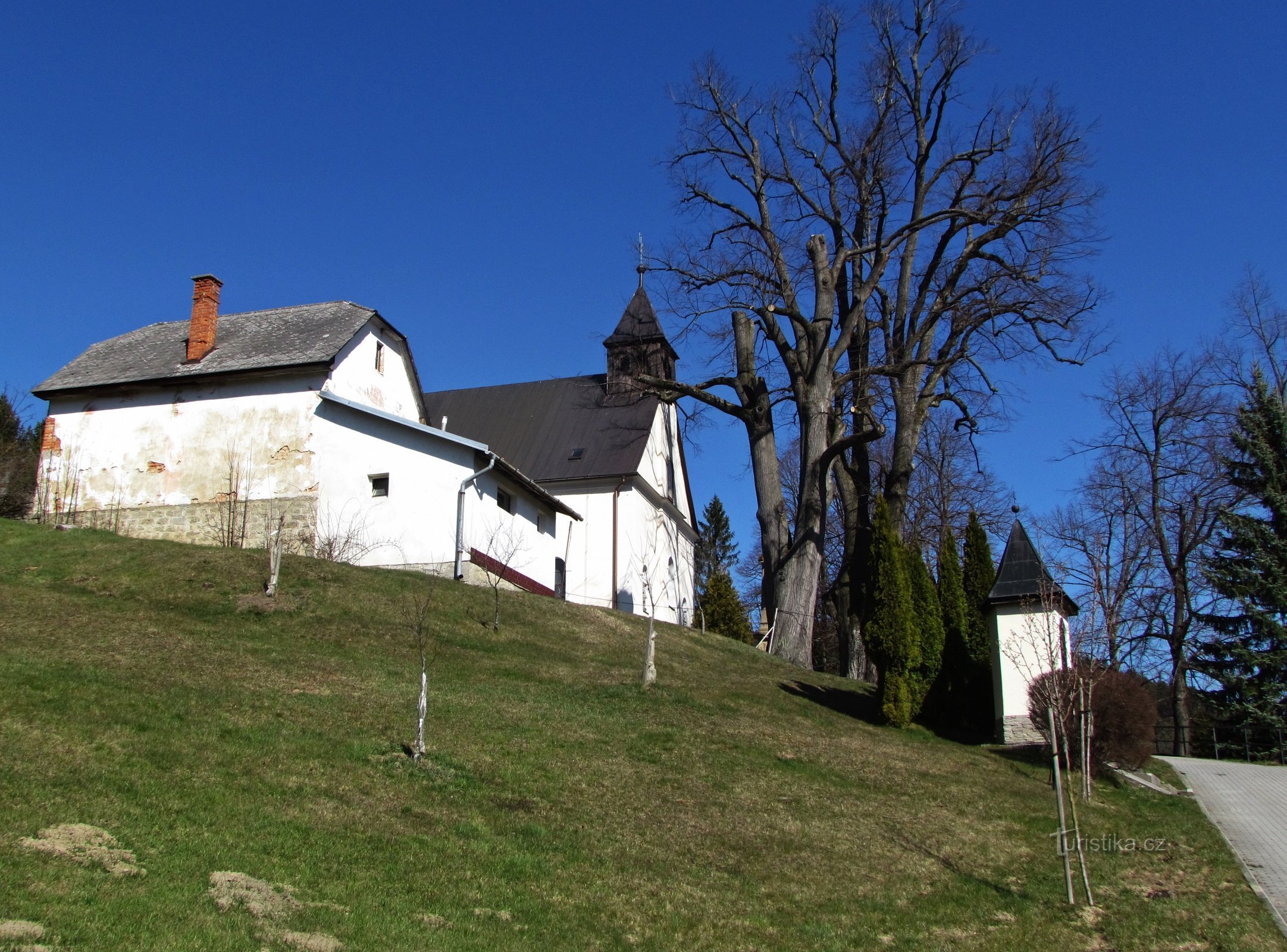 Zděchov - ein Hügel mit der Kirche der Verklärung des Herrn