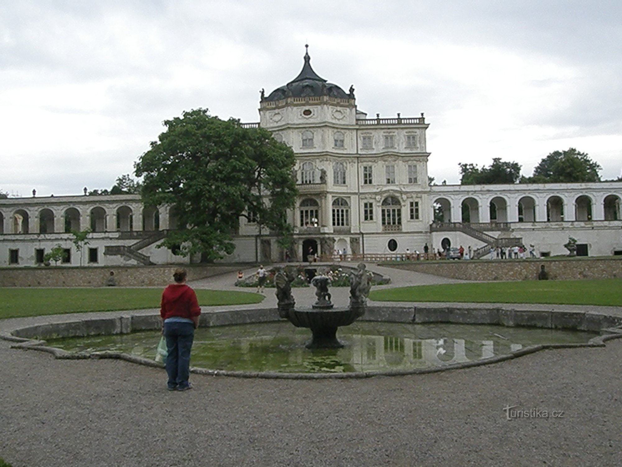 A helyi barokk kastély medencéivel és tavacskáival talán egy kis Versailles-ra emlékeztet
