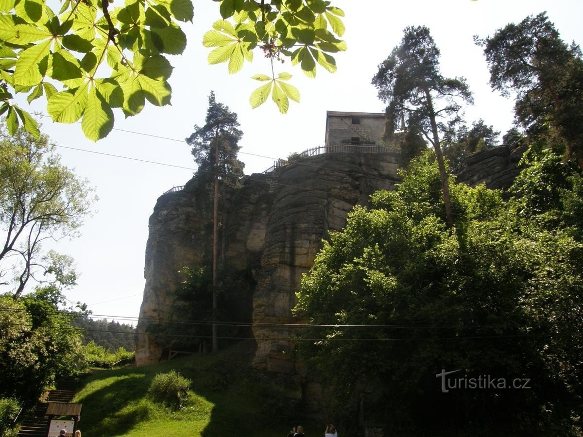 Die hiesige Burg ist eine unserer gewaltigsten Felsenburgen