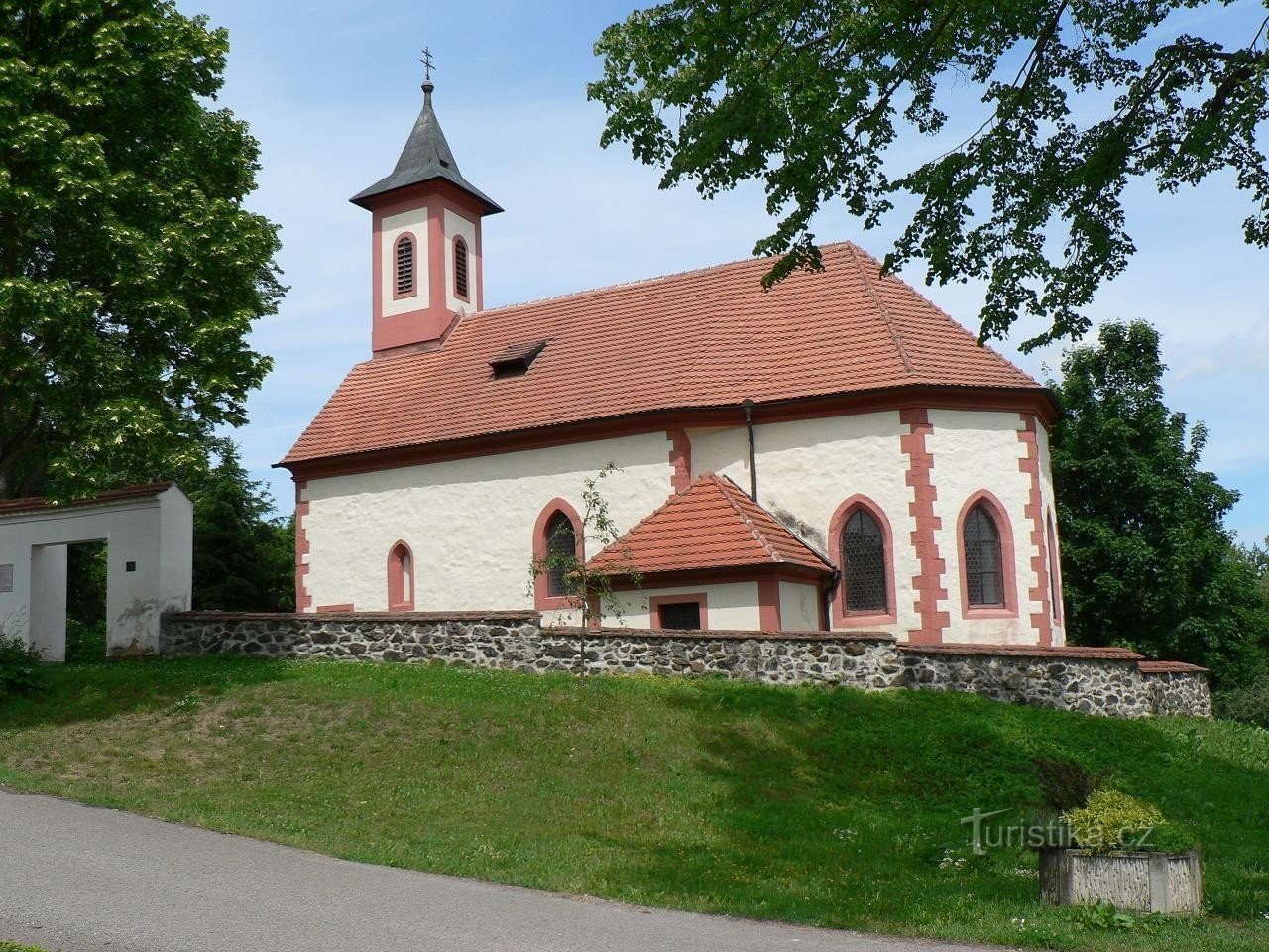Zdemyslice, south side of the church