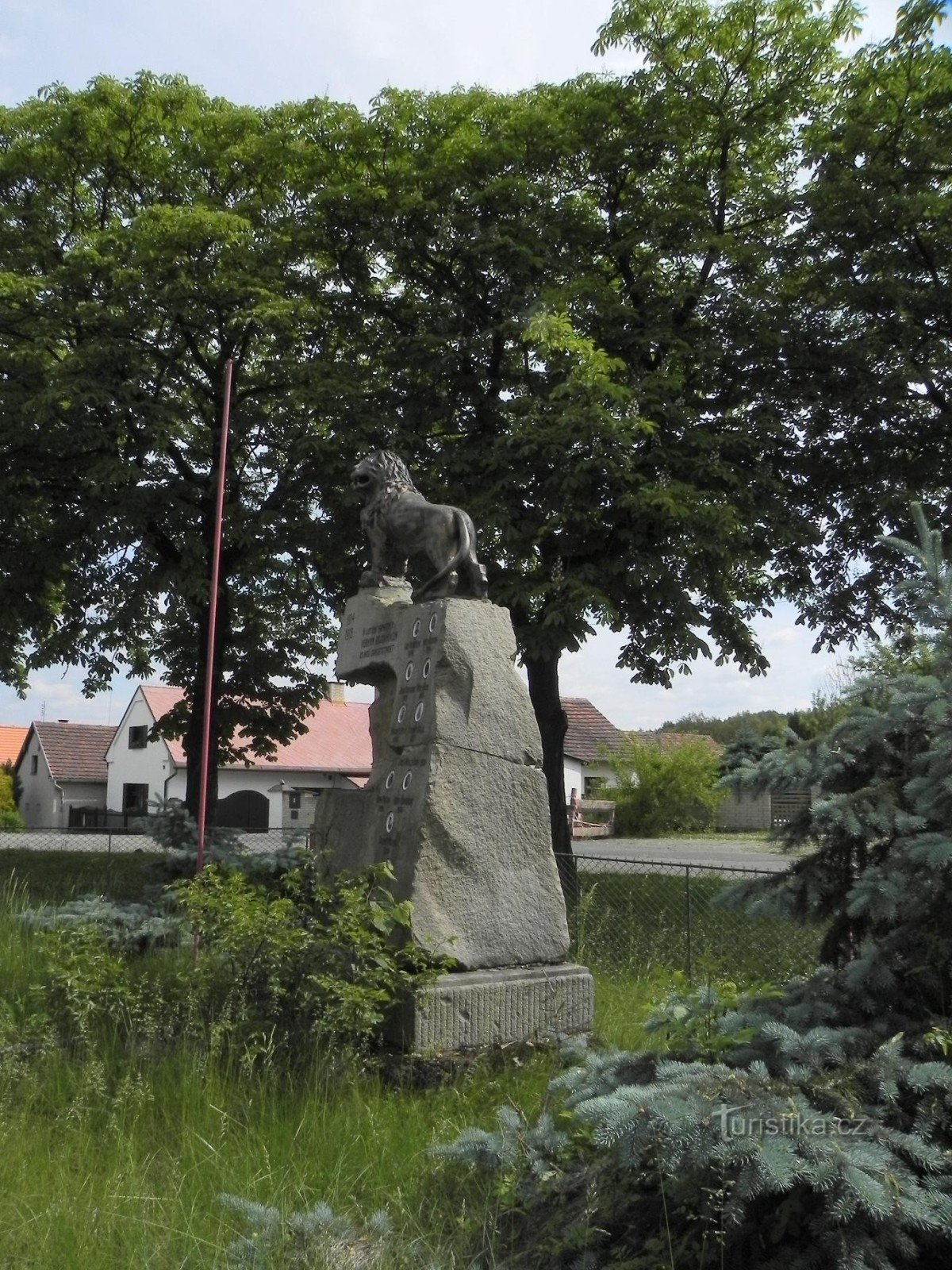 Zdemyslice, monument to the fallen