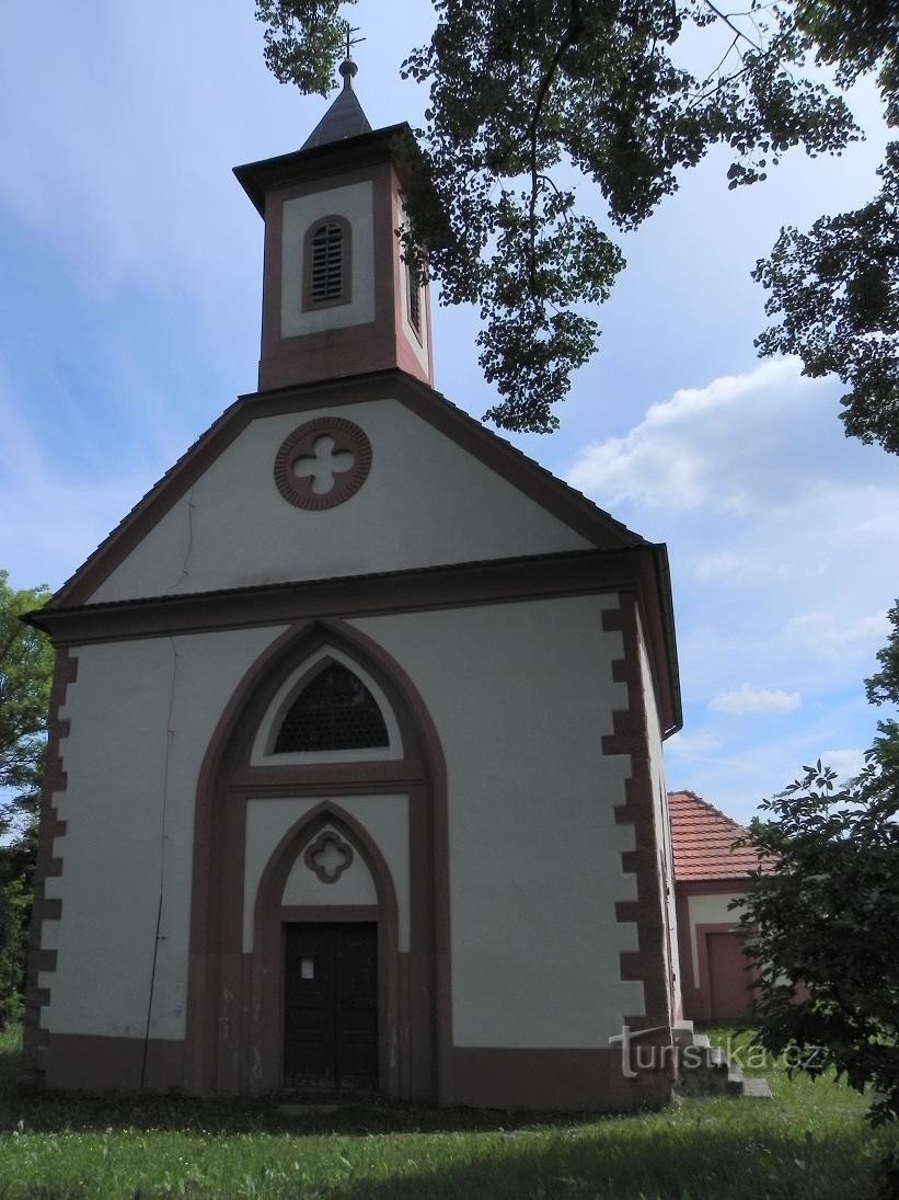 Zdemyslice, μπροστά από την εκκλησία
