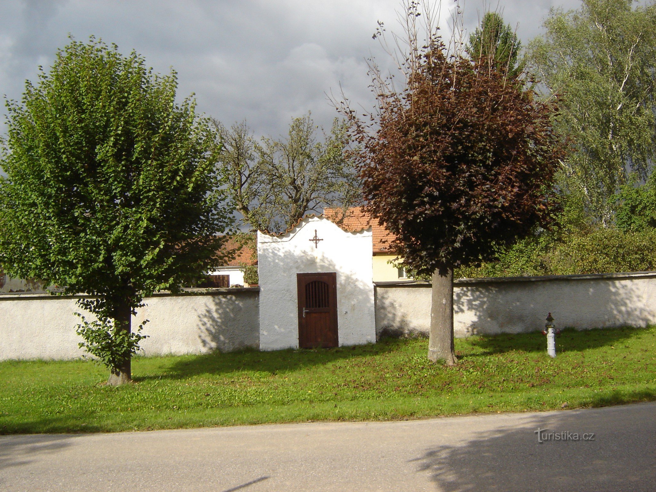 capilla de ladrillo en el n. 15 Haškovcova Lhota