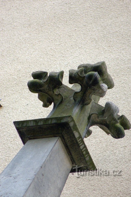Στολισμένο κιονόκρανο της πύλης της εκκλησίας του Αγ. Φραγκίσκος της Ασίζης