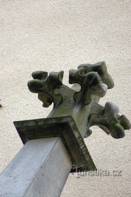 Geschmücktes Kapitell des Portals der Kirche St. Franz von Assisi