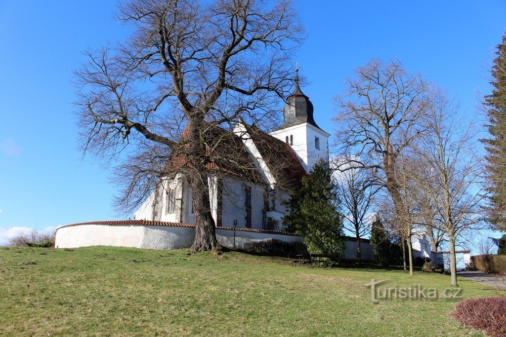 Zdouň, kostel sv. Vavřince pohled od SV