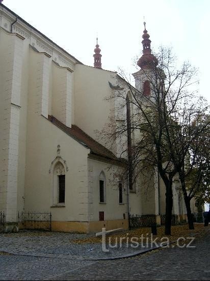 od północnego wschodu: kościół Wniebowzięcia Najświętszej Marii Panny stoi na miejscu dużego romańskiego b