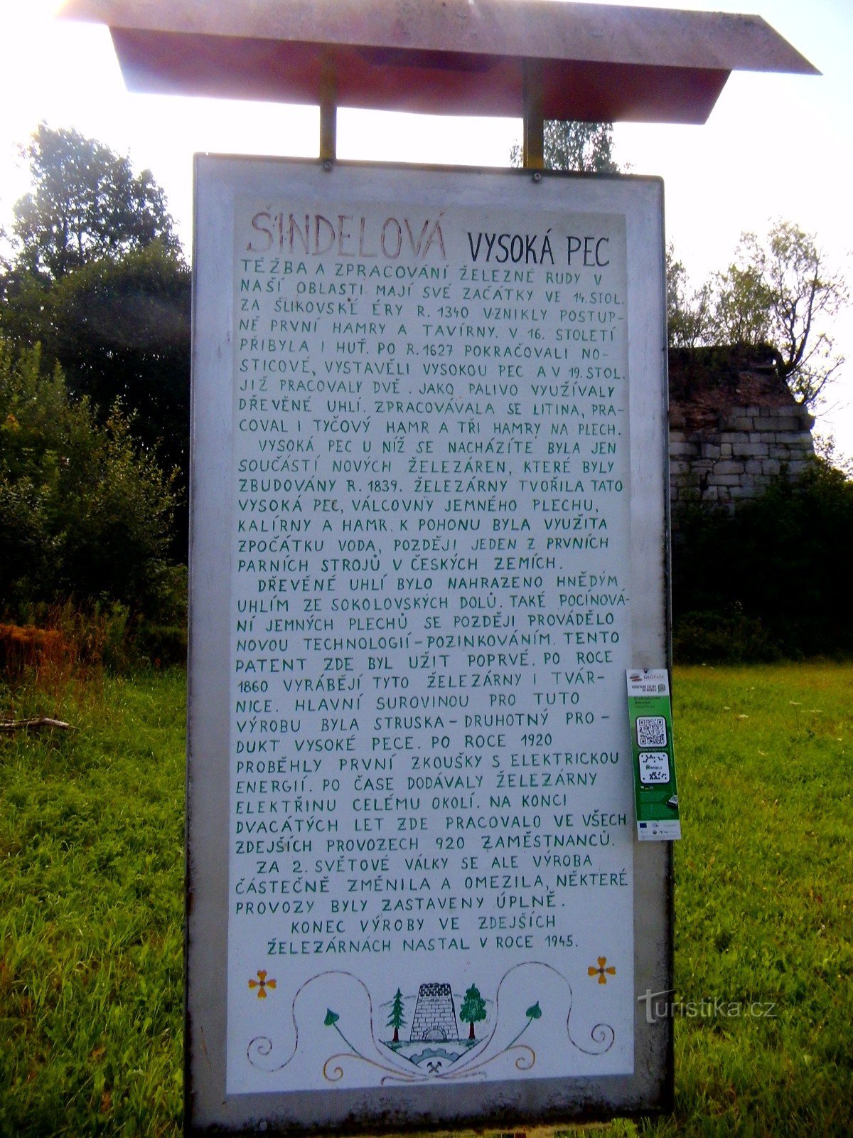De Šindelova à Vysoké pec, allée de mélèzes jusqu'au château Favorit et une intéressante chapelle