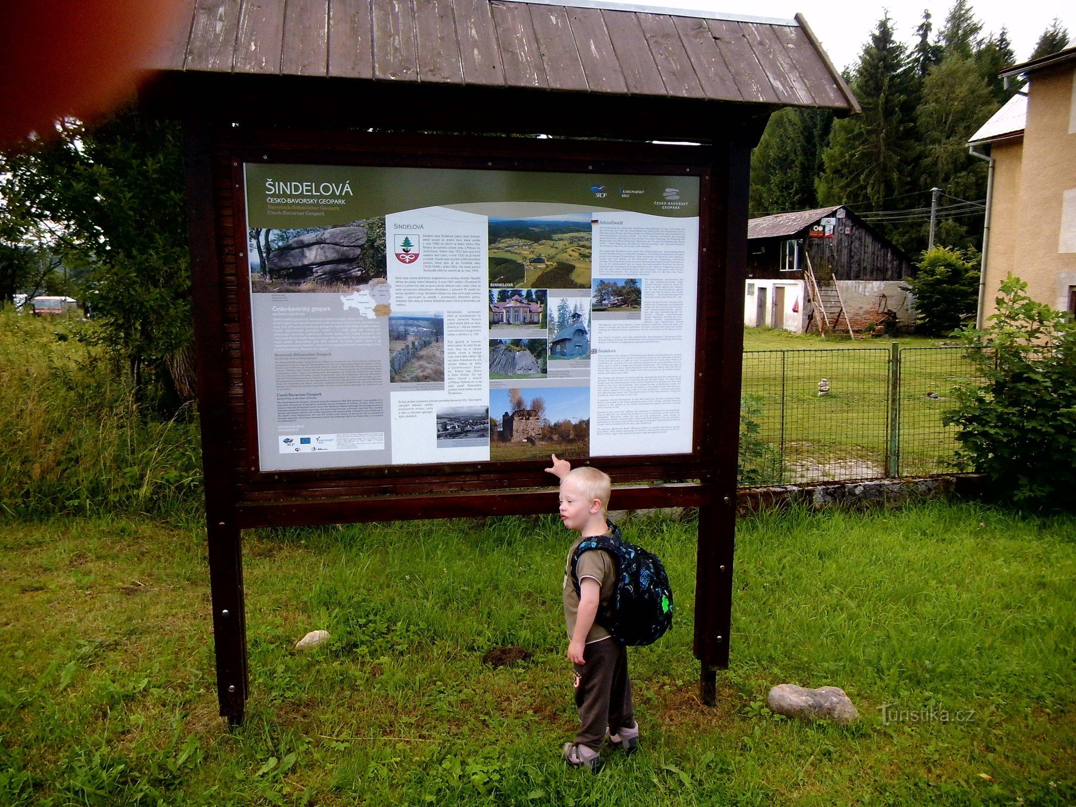 De Šindelova à Vysoké pec, allée de mélèzes jusqu'au château Favorit et une intéressante chapelle