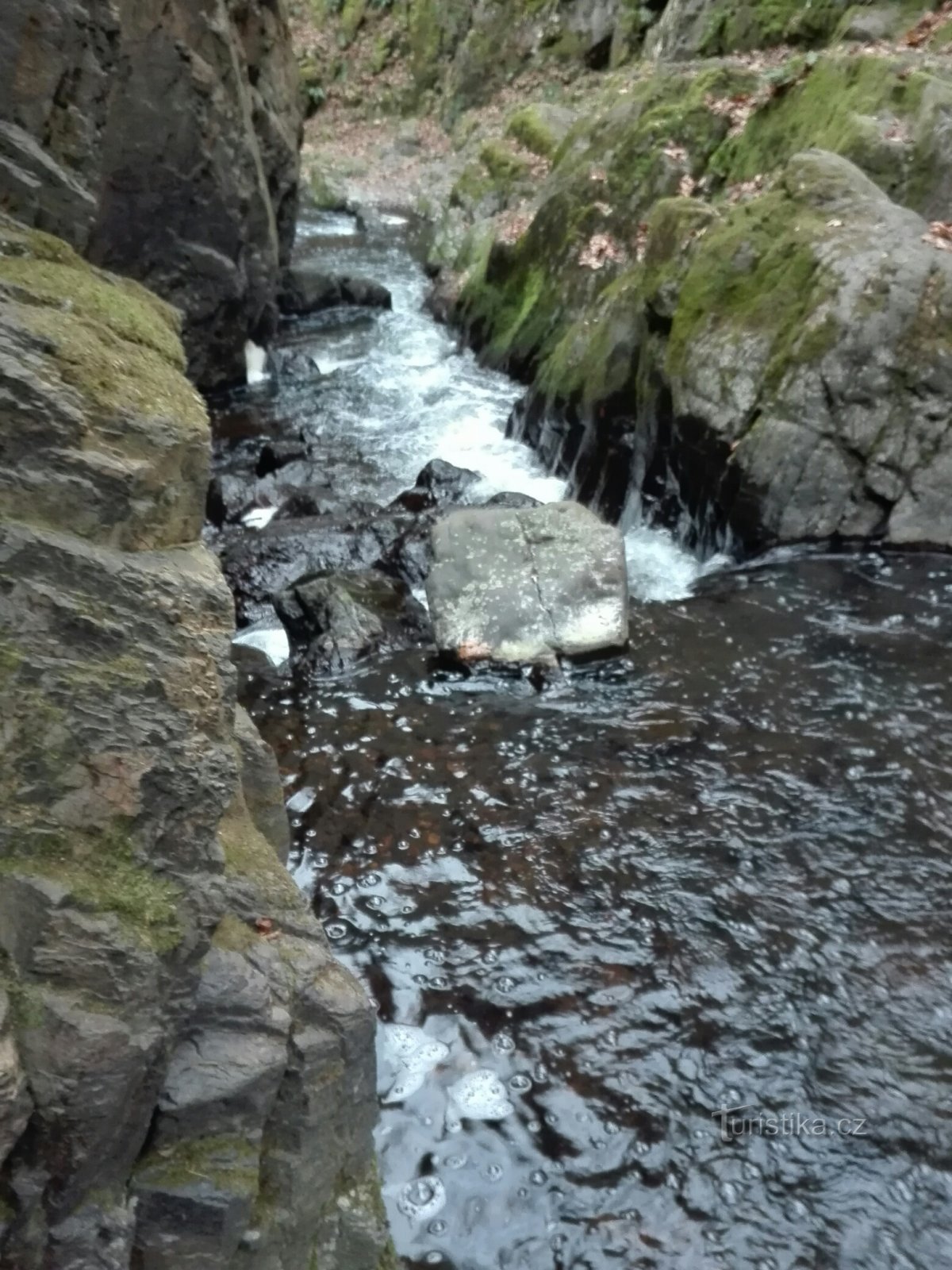 Von Skryjí nach Skryjí durch Wasserfälle, schöne Felsen und keltische Schätze