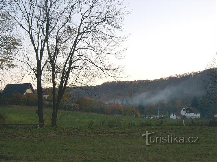 Nyugatról: Hlásná Třebaň nyugatról, a Berounka folyó felől