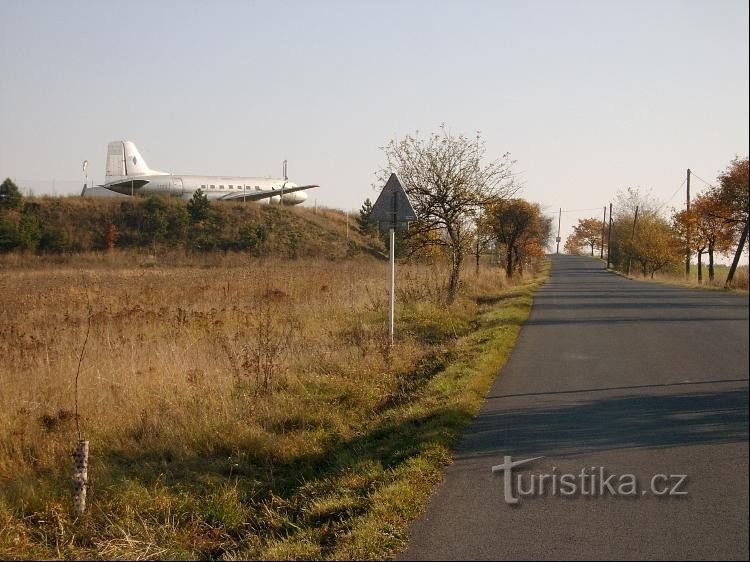 Från väster: utsikt över flygplatsen från väster - vägen från Bubovice till Kozolupy