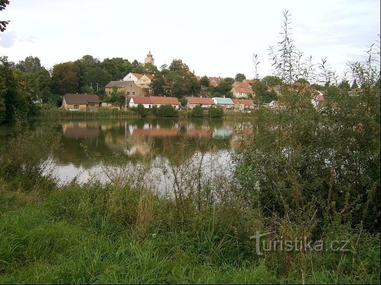 Desde el oeste: estanque Svojšický y Svojšice cerca de Kolín