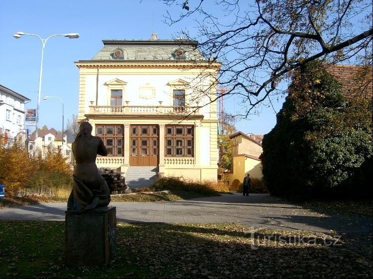 Od zachodu: z sąsiedniego parku