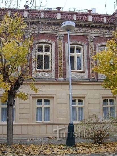 Zeyerova 通りから: 1918 年以降、この家は教師のヨーゼフ・ドツァウアーに属していました。 その氏