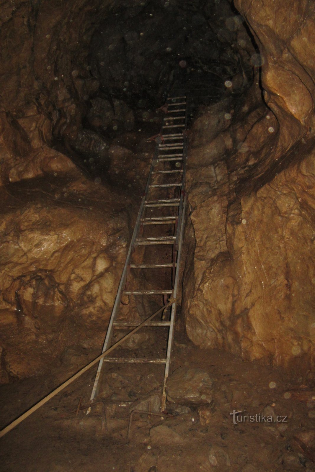 De ladder aan de onderkant van de ingangskloof van de Duivelszak
