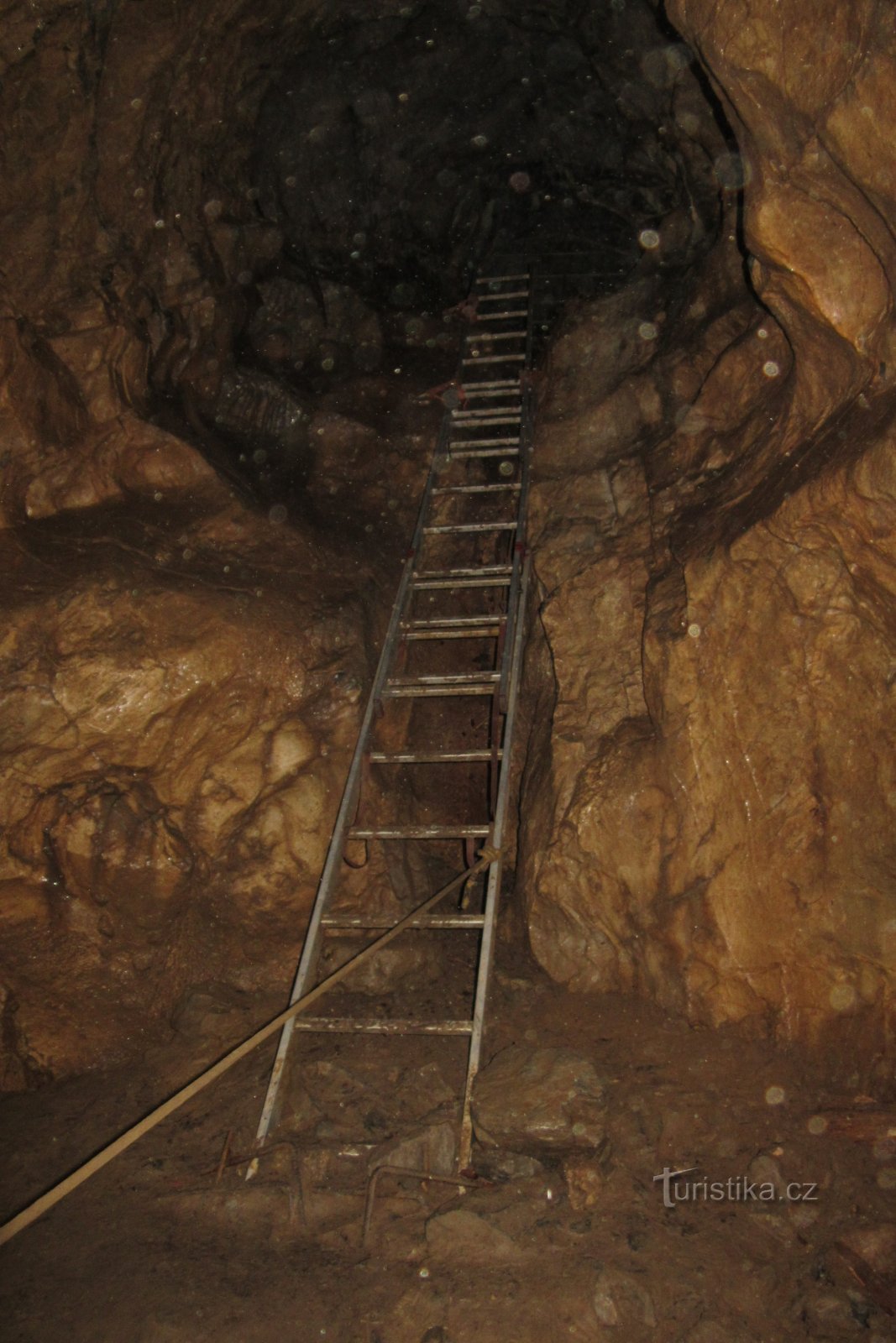 Die Leiter am unteren Rand der Eingangsschlucht der Teufelstasche